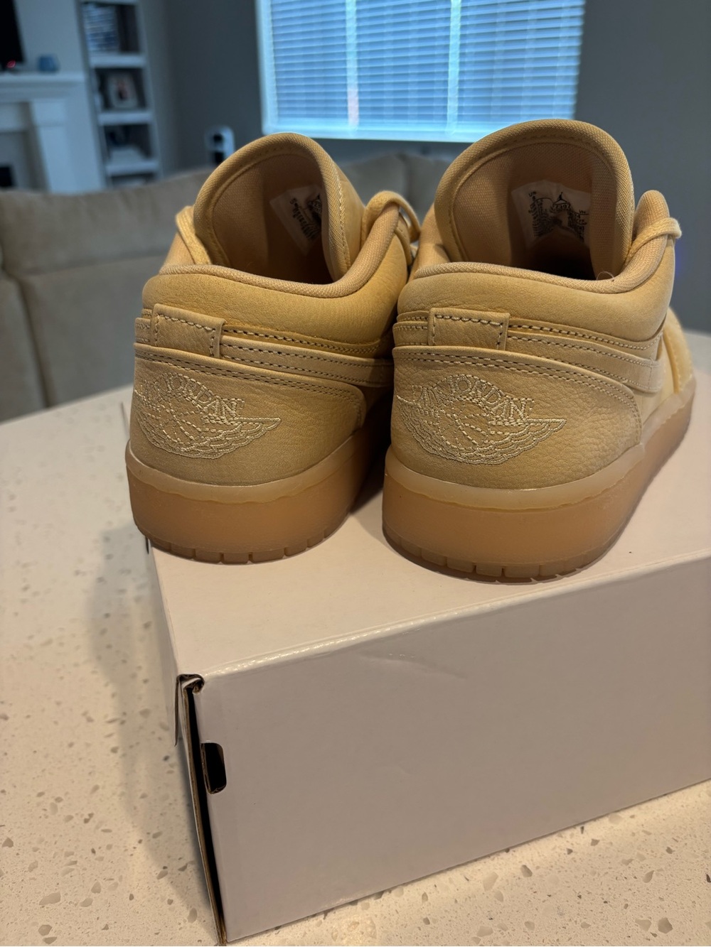 Nike Air Jordan 1 Low SE Pale Vanilla Gum Women’s Size 8 FZ3972-294 w/ Box - Picture 5 of 9